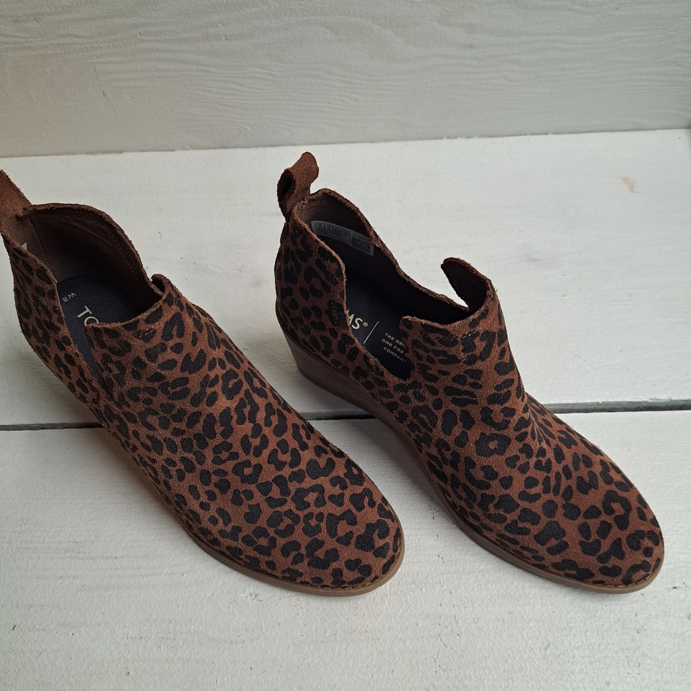TOMS Leopard Design Almond Toe Casual Boots Ankle Mid Heel 2-3" Women's Size 8 - Picture 2 of 8